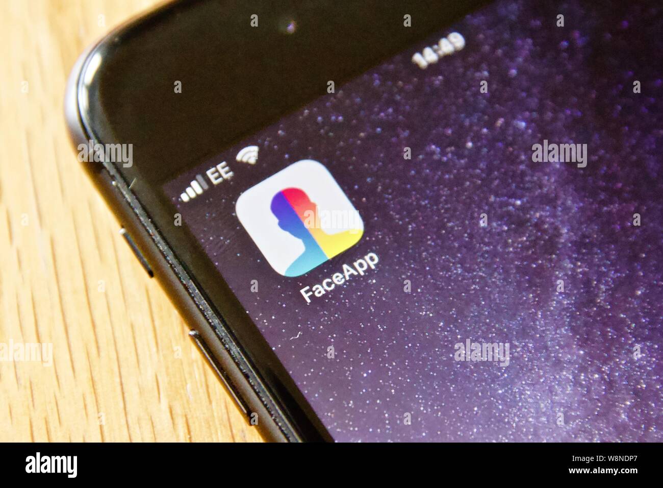 Le FaceApp sur icône d'app sur un iPhone. FaceApp utilise l'intelligence artificielle pour générer des transformations face à partir de photographies Banque D'Images