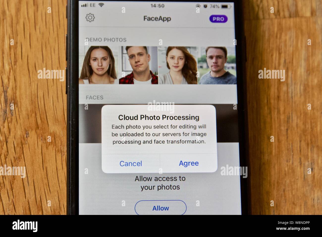 FaceApp avertissement pour traitement photo nuage qui était une réponse à la vie privée et les préoccupations en matière de sécurité sur les utilisateurs photos Banque D'Images