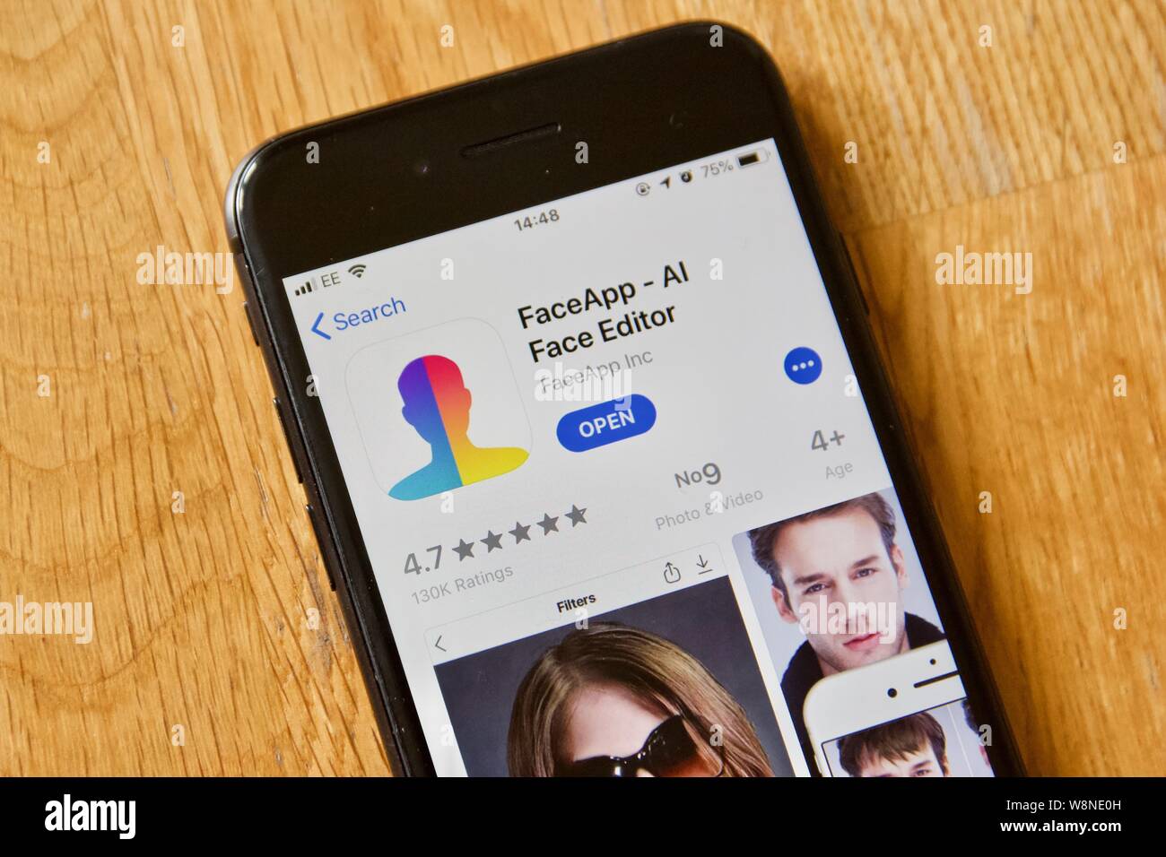 FaceApp sur l'Apple App Store. FaceApp utilise l'intelligence artificielle pour générer des transformations face à partir de photographies Banque D'Images