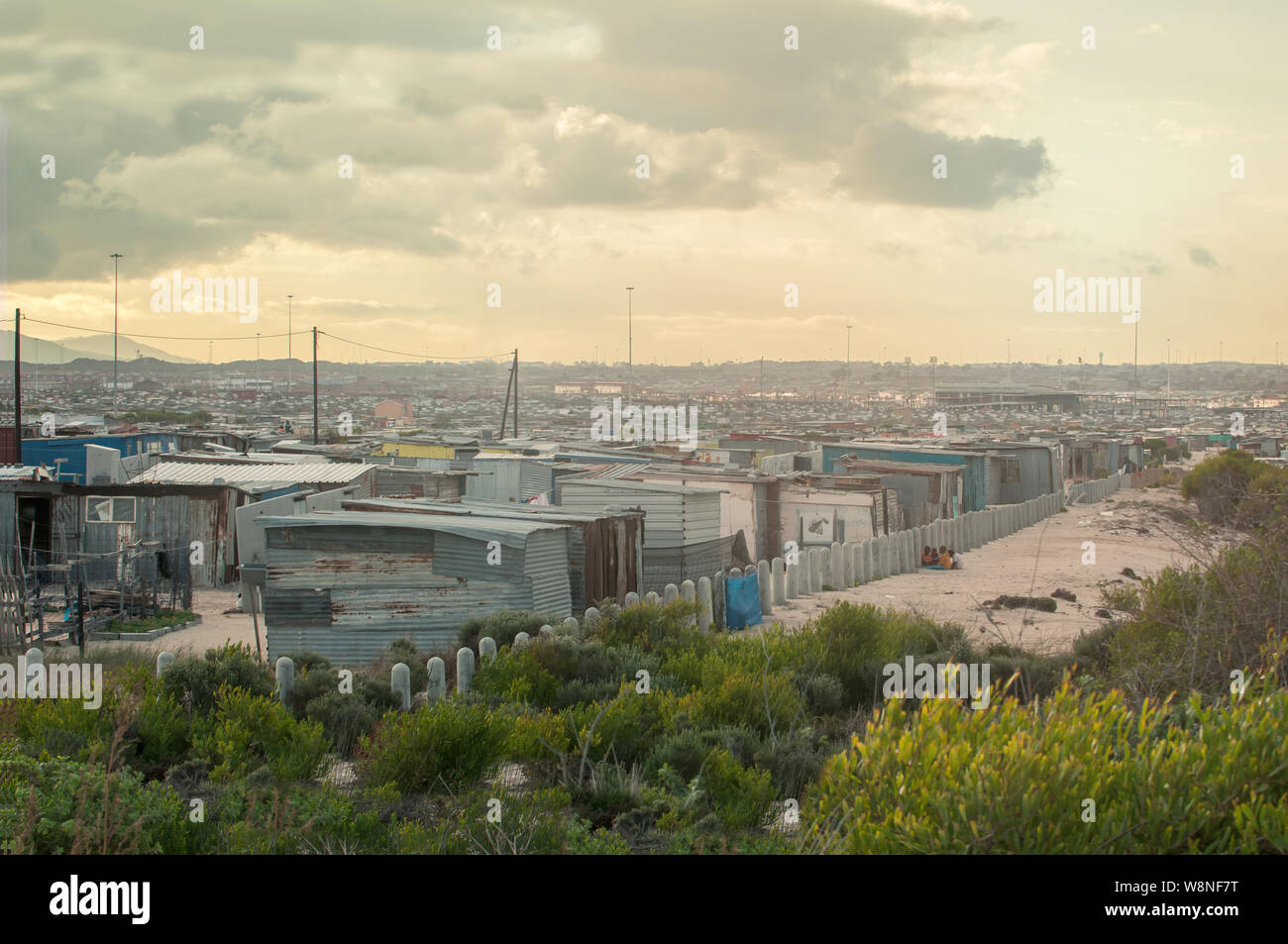 Grand slum village en Afrique du Sud dans le coucher du soleil Banque D'Images
