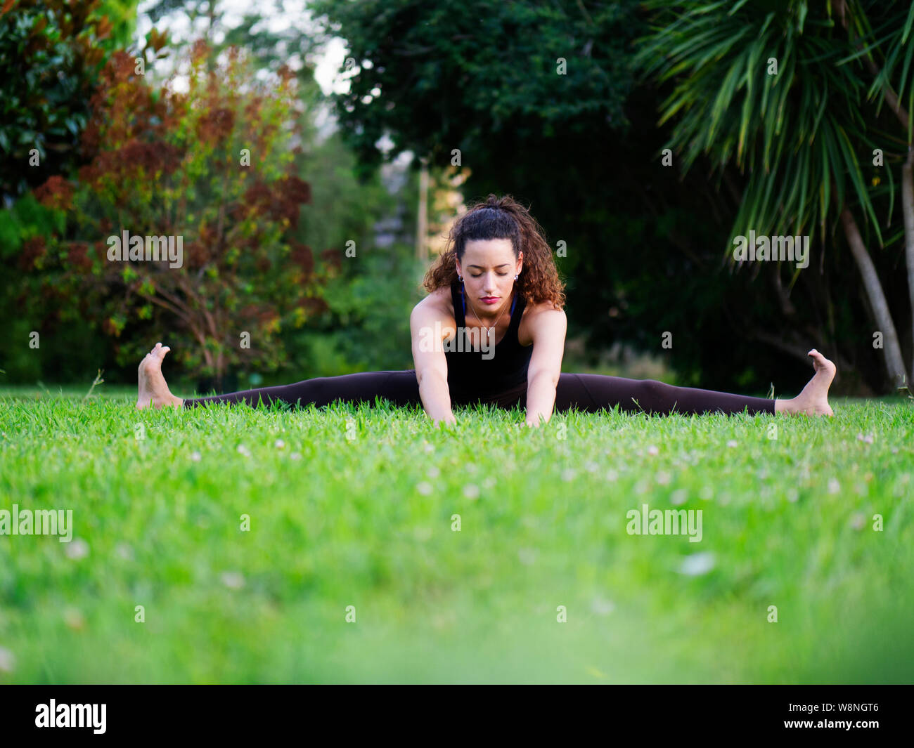 Belle jeune femme faisant du yoga dans la nature Banque D'Images