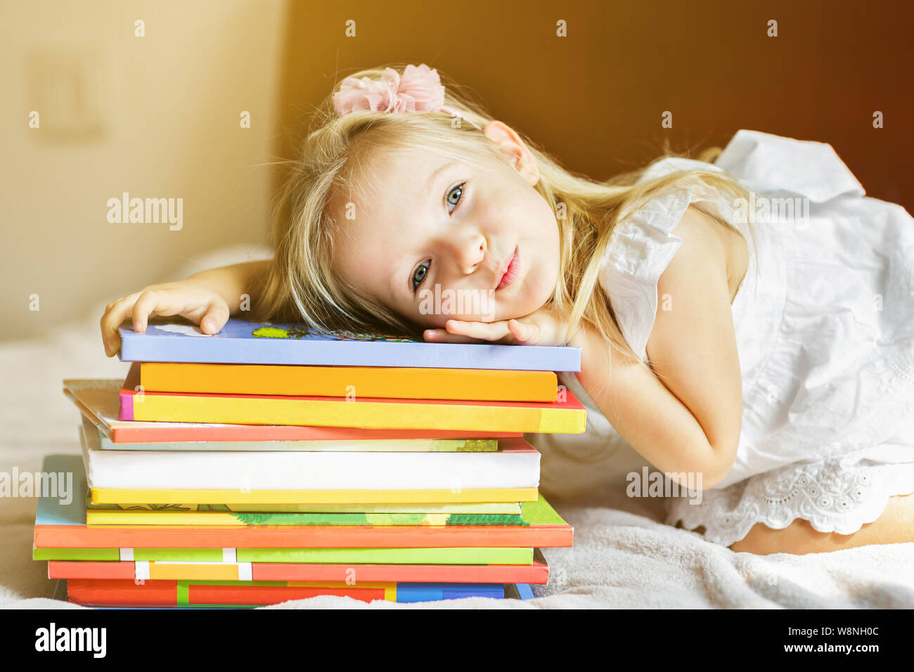 Petite Fille Couch e Sur Le Lit Avec Des Livres Kid Se Pr parer petite-fille-couch-e-sur-le-lit-avec-des-livres-kid-se-pr-parer