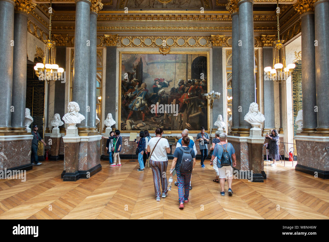 Les touristes à l'intérieur de la salle des batailles dans l'aile sud du château de Versailles, Yvelines, Île-de-France de France Banque D'Images