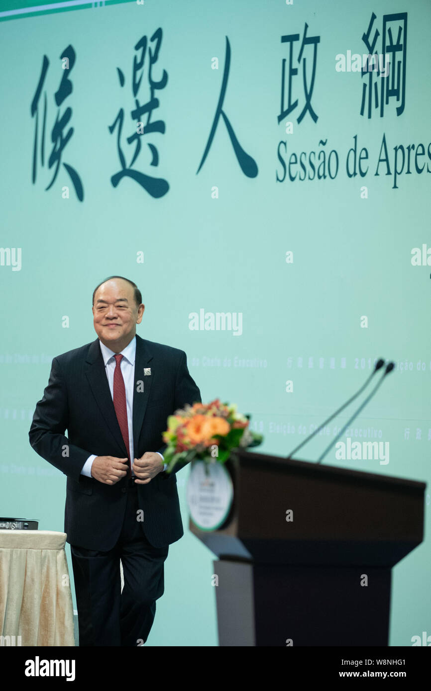 Macao, Chine. 10 août, 2019. Ho Rai Seng, le candidat pour le cinquième terme chef de l'exécutif de la Région administrative spéciale de Macao (RAS), annonce son programme politique lors d'une réunion tenue avec les membres du comité d'élection du chef de l'exécutif de Macao, Chine du sud, le 10 août 2019. Credit : Cheong Kam Ka/Xinhua/Alamy Live News Banque D'Images