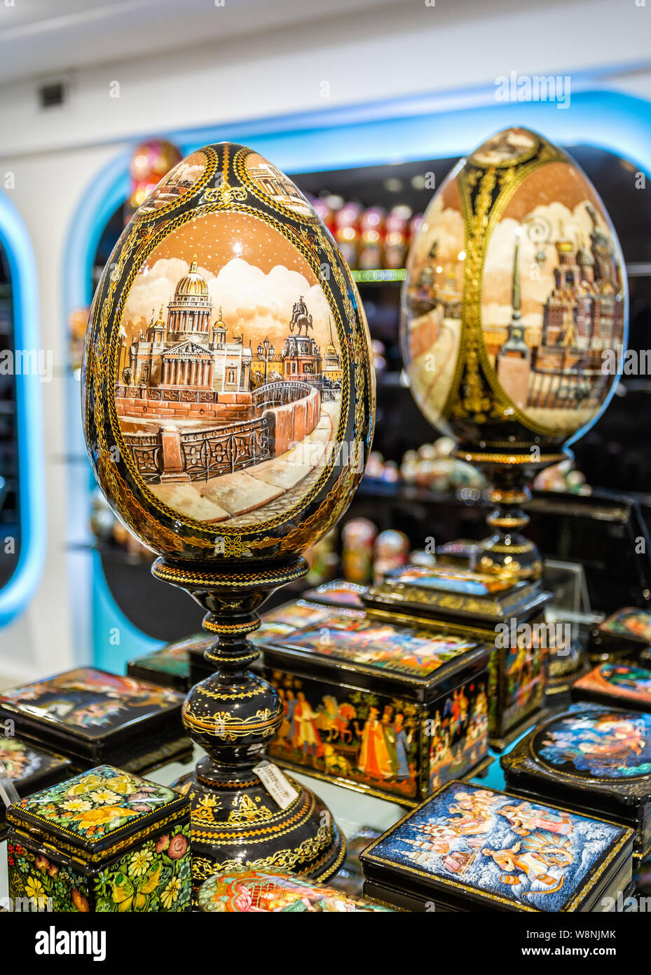 Paire d'oeufs de Pâques russe peint sur l'affichage en magasin à Saint-Pétersbourg, Russie le 22 juillet 2019 Banque D'Images