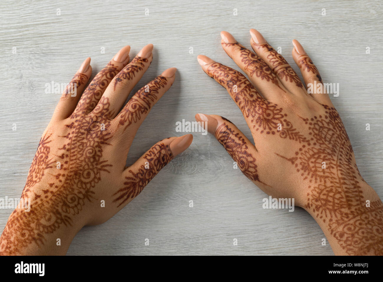 Mains henné maroc Banque de photographies et d'images à haute résolution -  Alamy