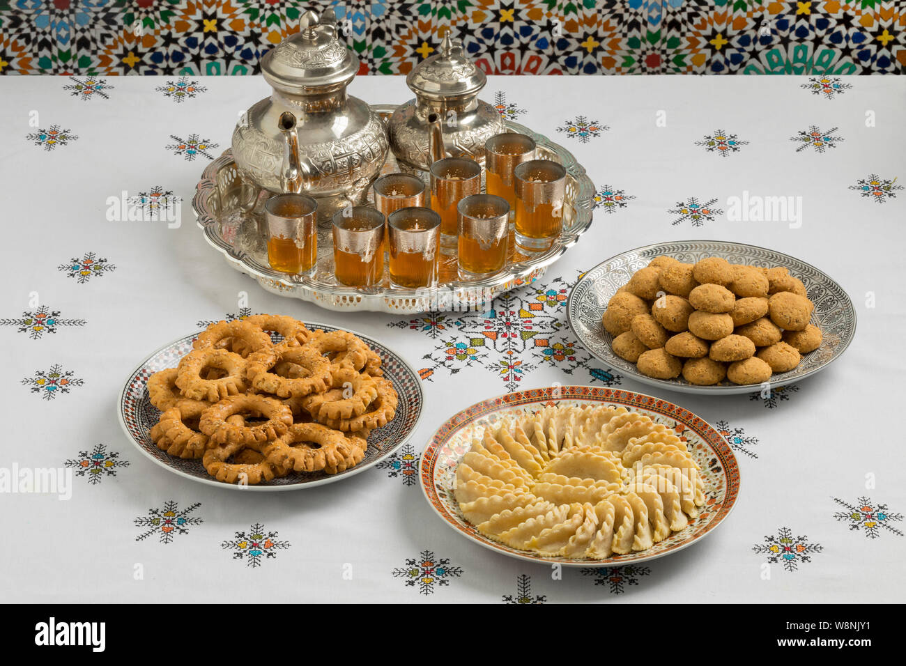 Avec Des Plats De Fete Traditionnelle Des Cornes De Gazelle Marocaine Des Gateaux Et Du The Sur Une Nappe Brodee Photo Stock Alamy