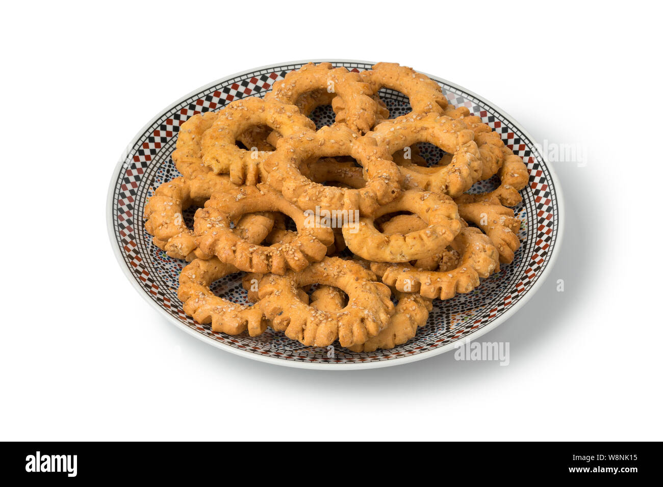 Plat traditionnel de fête, kaak marocain avec les cookies d'anis, isolé sur fond blanc Banque D'Images
