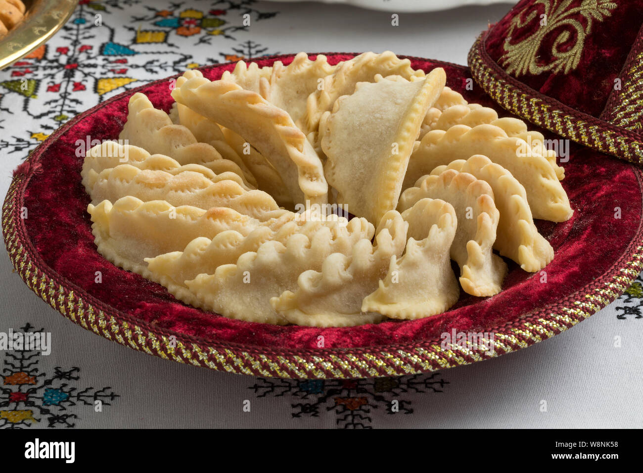 Tajine de fête avec des cornes de gazelle les cookies sur la table avec des nappes de table cloth Banque D'Images