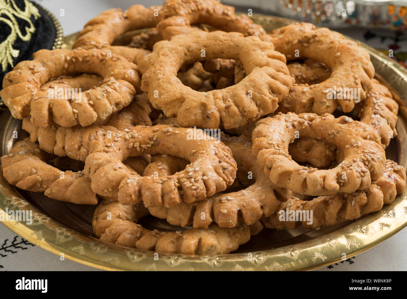 Tajine traditionnel de fête avec festive Kaak marocain, anis cookies, Close up Banque D'Images