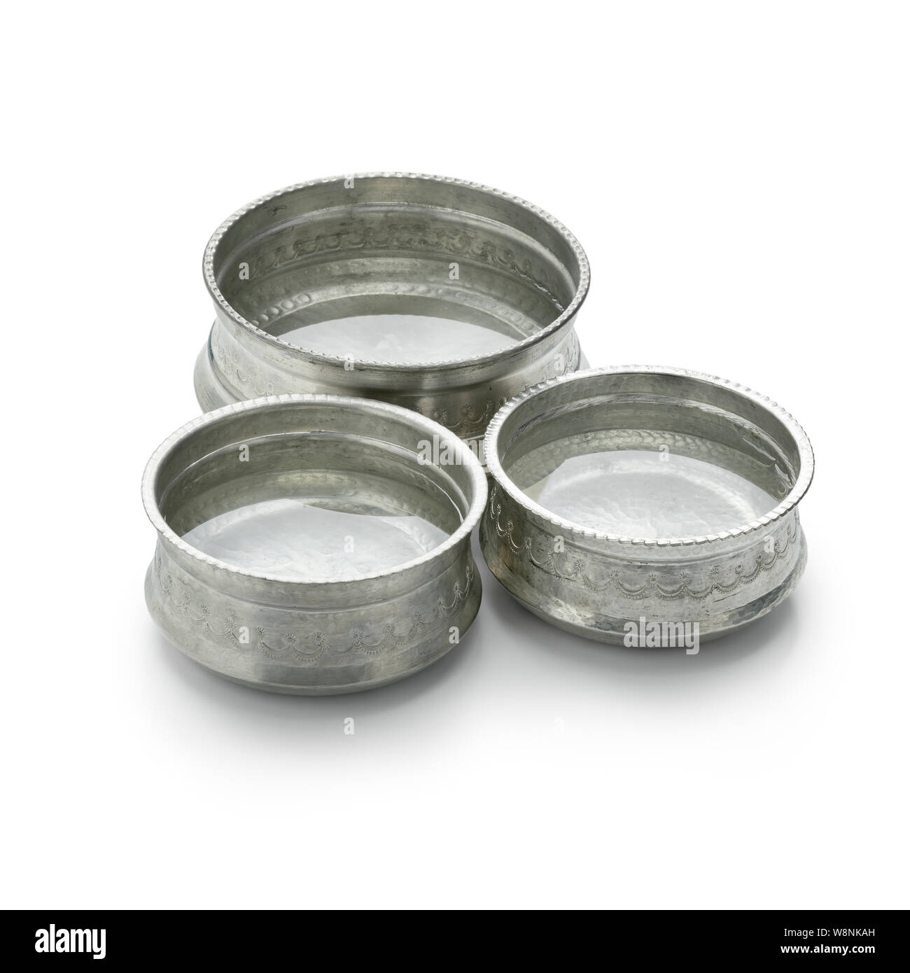 Décoré métal couleur argent Hammam des bols d'eau avec de l'eau isolé sur fond blanc Banque D'Images