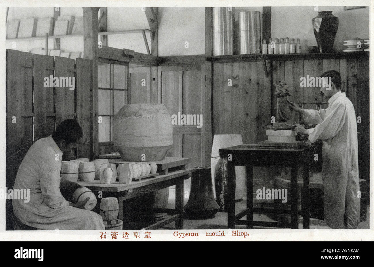 [ 1920 - Japon ] Entreprise porcelaine japonaise - atelier de fabrication de moules de plâtre. Cette image est tirée d'une série l'introduction d'une entreprise de céramique. 20e siècle vintage carte postale. Banque D'Images