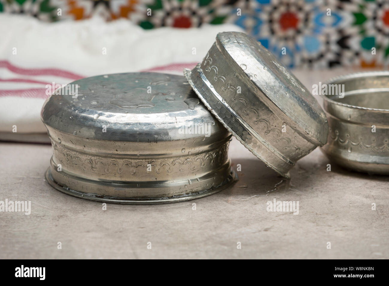 Tas du séchage de métal de couleur argent des bols d'eau dans la région de Hammam Banque D'Images