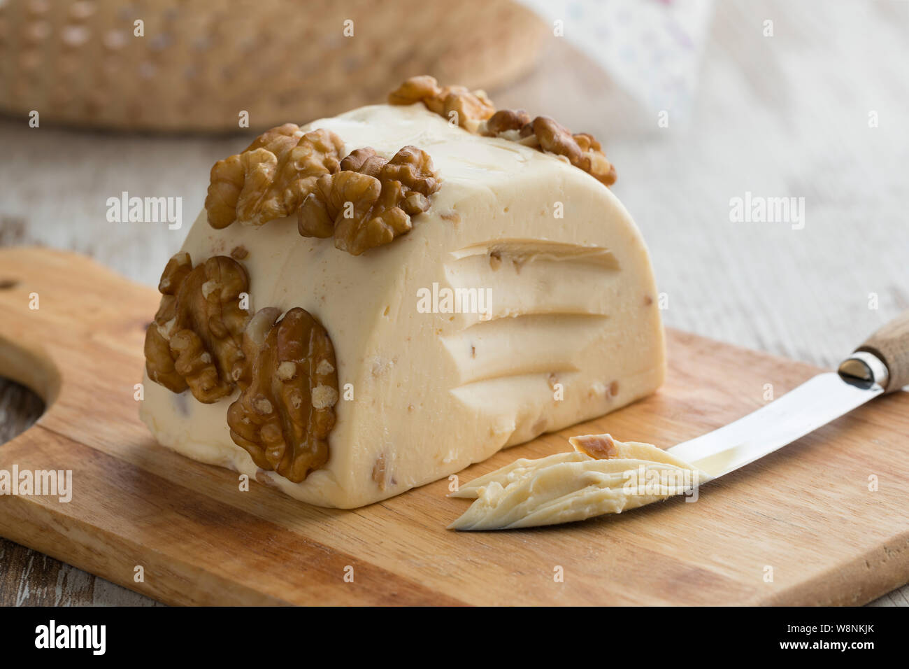 Morceau de fromage noix doux sur une planche à découper close up Banque D'Images