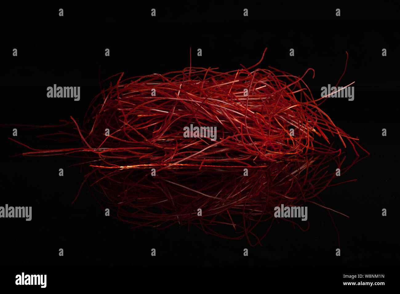 Lot de piment rouge entier isolé sur le filetage en verre noir Banque D'Images