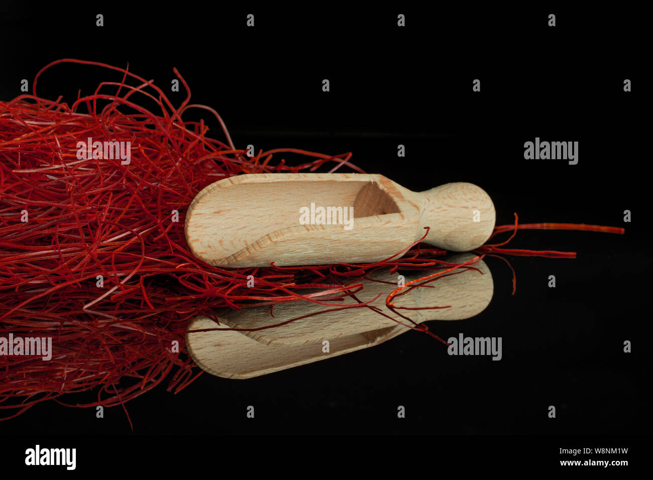 Lot de piment rouge vif avec des threads écope isolé sur verre noir Banque D'Images