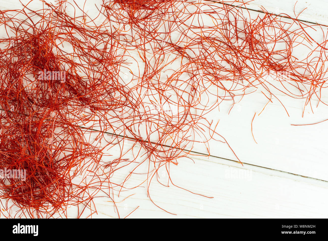 Lot de piment rouge entier threads flatlay sur bois blanc Banque D'Images