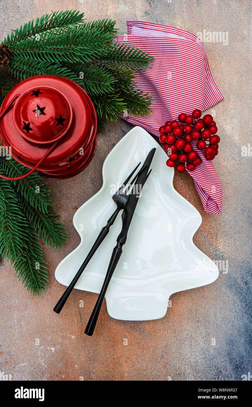 Ensemble de couverts pour le dîner de Noël sur fond de béton with copy space Banque D'Images