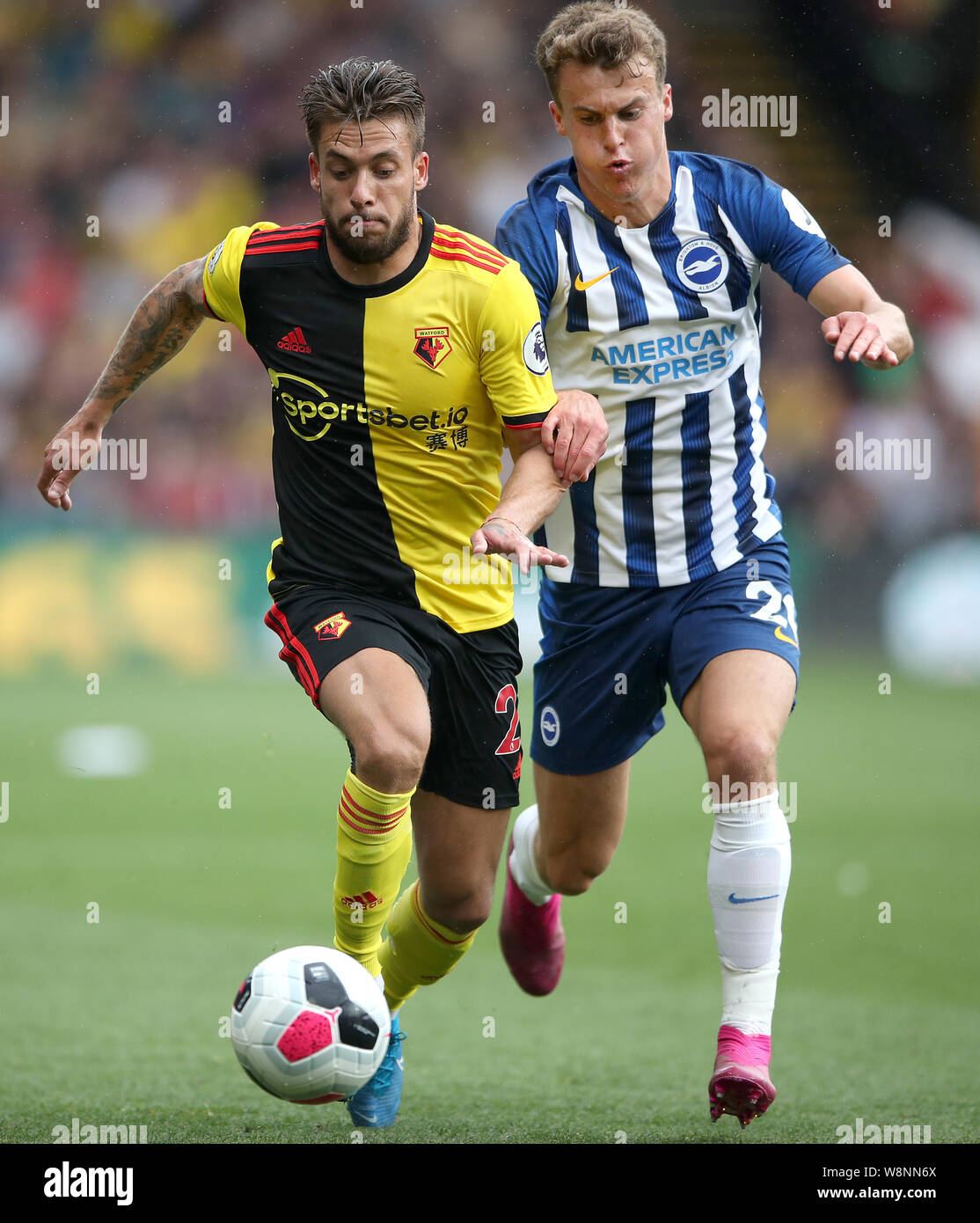 La Kiko Femenia Watford (à gauche) et de Brighton et Hove Albion Solly Mars bataille pour la balle au cours de la Premier League match à Vicarage Road, Watford. Banque D'Images