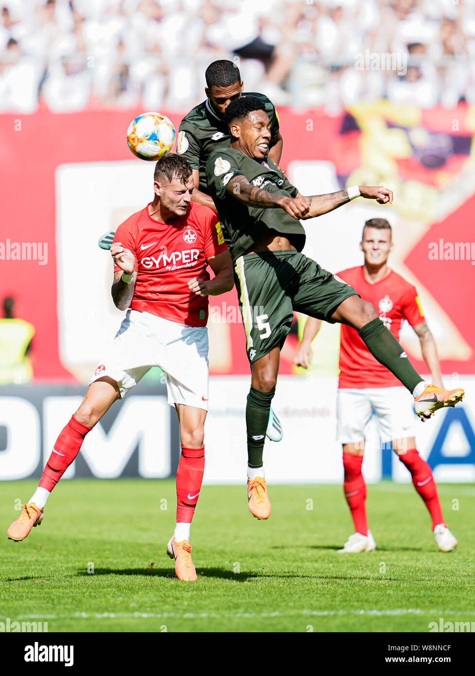 Kaiserslautern, Allemagne. 10 août, 2019. Soccer : DFB, 1er FC Kaiserslautern - FSV Mainz 05, 1er tour, dans le stade Fritz Walter. Kaiserslautern's Timmy Thiele (l-r) dans un en-tête duel contre Jérémie Saint Juste et Jean-Paul Boetius von Mainz. Credit : Uwe Anspach/DPA - NOTE IMPORTANTE : en conformité avec les exigences de la DFL Deutsche Fußball Liga ou la DFB Deutscher Fußball-Bund, il est interdit d'utiliser ou avoir utilisé des photographies prises dans le stade et/ou la correspondance dans la séquence sous forme d'images et/ou vidéo-comme des séquences de photos./dpa/Alamy Live News Banque D'Images