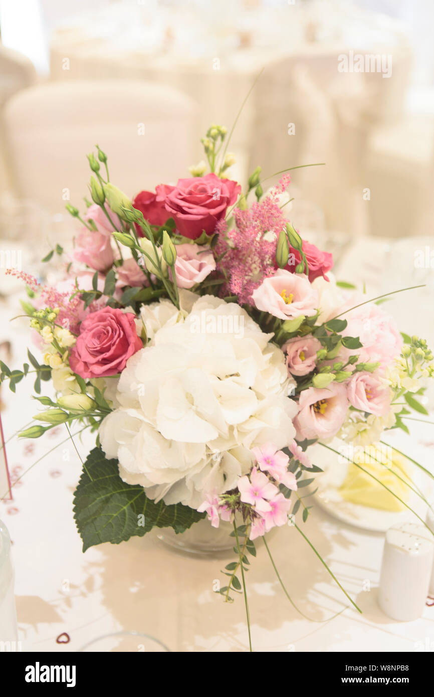 Floral rose & Blanc décorations de table Banque D'Images