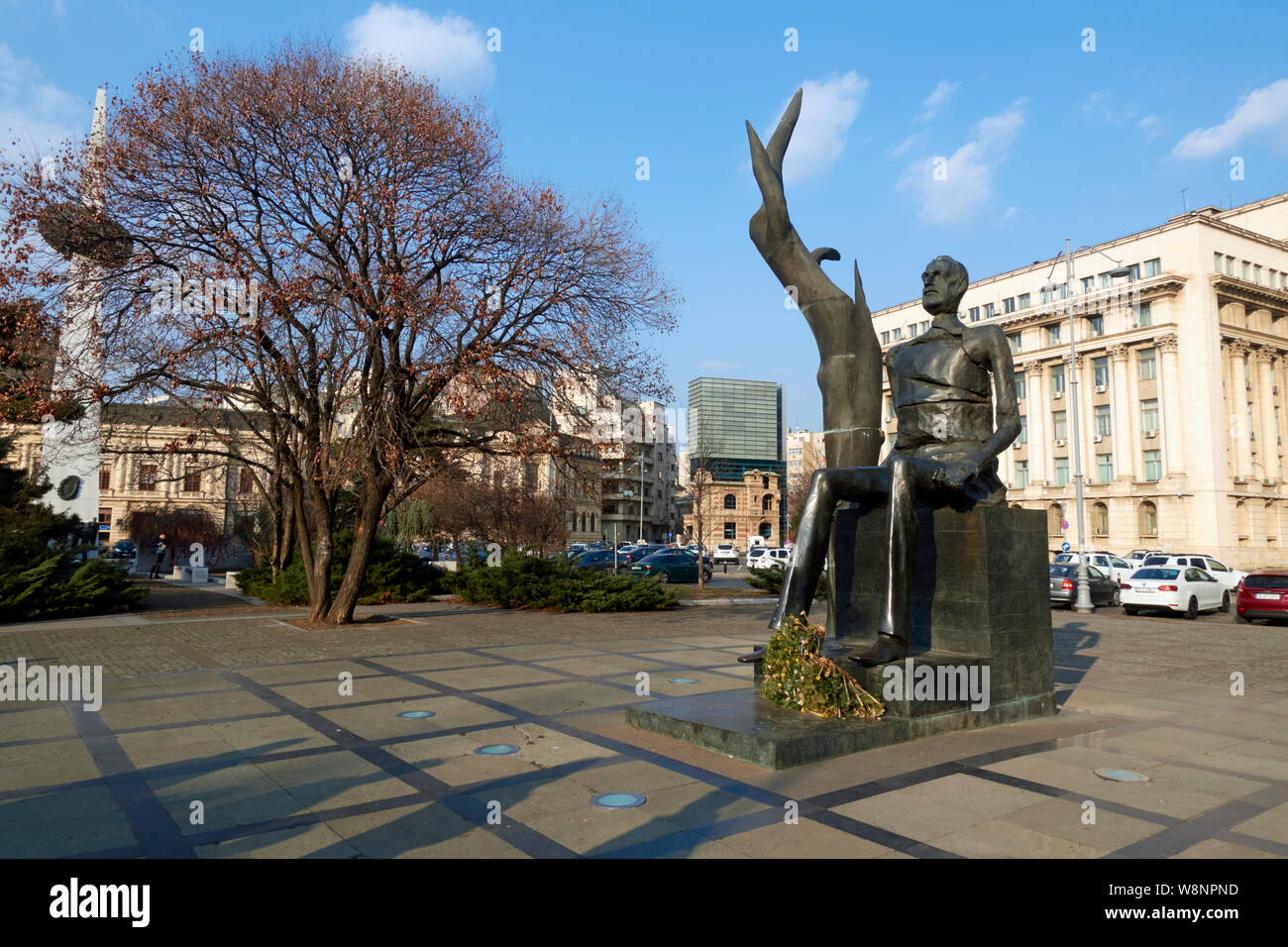 Une statue de l'ancien Premier Ministre Iuliu Maniu par l'artiste Mircea Spătaru à la place de la Révolution, Bucarest, Roumanie. Banque D'Images