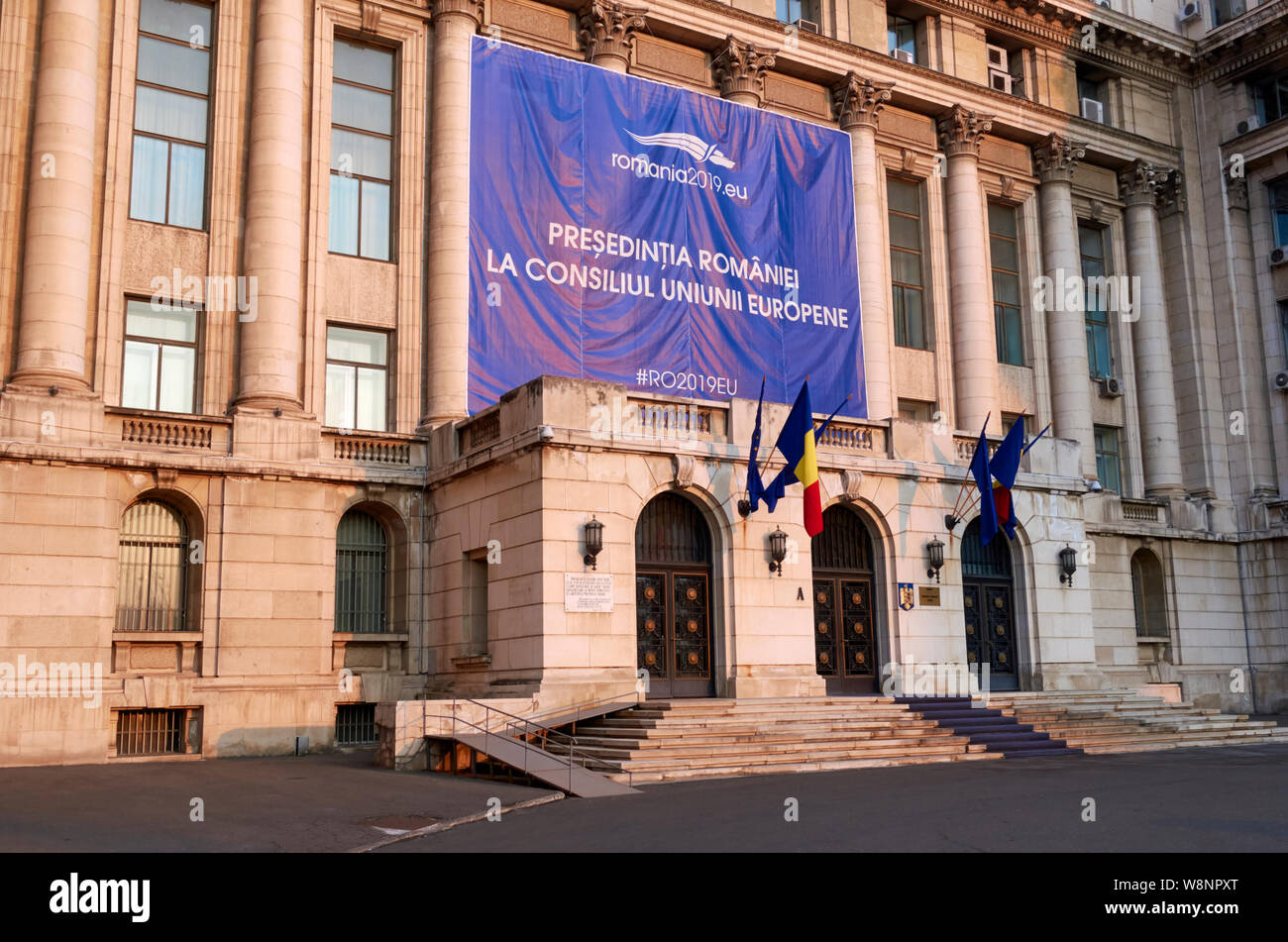 Le balcon de l'ancien parti communiste de l'AC à Bucarest où, le 21 décembre 1989, adressée à son insu de Ceausescu, une foule en colère avant de fuir. Banque D'Images