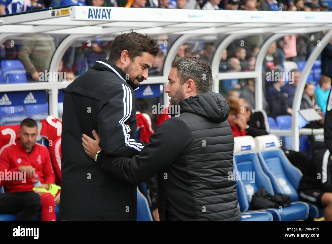 Birmingham, UK. 10 août, 2019. Birmingham, UK. 10 août, 2019. Bristol City Manager Lee Johnson accueille Birmingham City Manager lors de la Pep Clotet Sky Bet match de championnat entre Birmingham City et la ville de Bristol à St Andrews, Birmingham le samedi 10 août 2019. (Crédit : Simon Newbury | MI News) usage éditorial uniquement, licence requise pour un usage commercial. Photographie peut uniquement être utilisé pour les journaux et/ou magazine editorial purposesduring le ciel parier match de championnat entre Birmingham City et la ville de Bristol à St Andrews, Birmingham le samedi 10 août 2019. (Crédit : Simon nouveau Banque D'Images