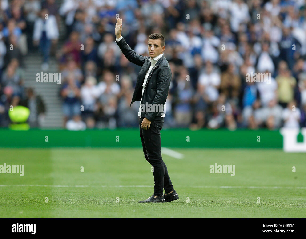 Londres, Royaume-Uni. 10 août, 2019. Tottenham Hotspur Stadium, Premier League anglaise de football, Tottenham Hotspur contre Aston Villa ; nouvelle signature Giovani Lo Celso de Tottenham Hotspur en agitant pour les Spurs fans comme il est mis en place avant le coup d'utilisation éditoriale strictement - seulement. Pas d'utilisation non autorisée avec l'audio, vidéo, données, listes de luminaire, club ou la Ligue de logos ou services 'live'. En ligne De-match utilisation limitée à 120 images, aucune émulation. Aucune utilisation de pari, de jeux ou d'un club ou la ligue/player Crédit : publications Plus Sport Action Images/Alamy Live News Crédit : Action Plus de Sports/Alamy vivre Banque D'Images