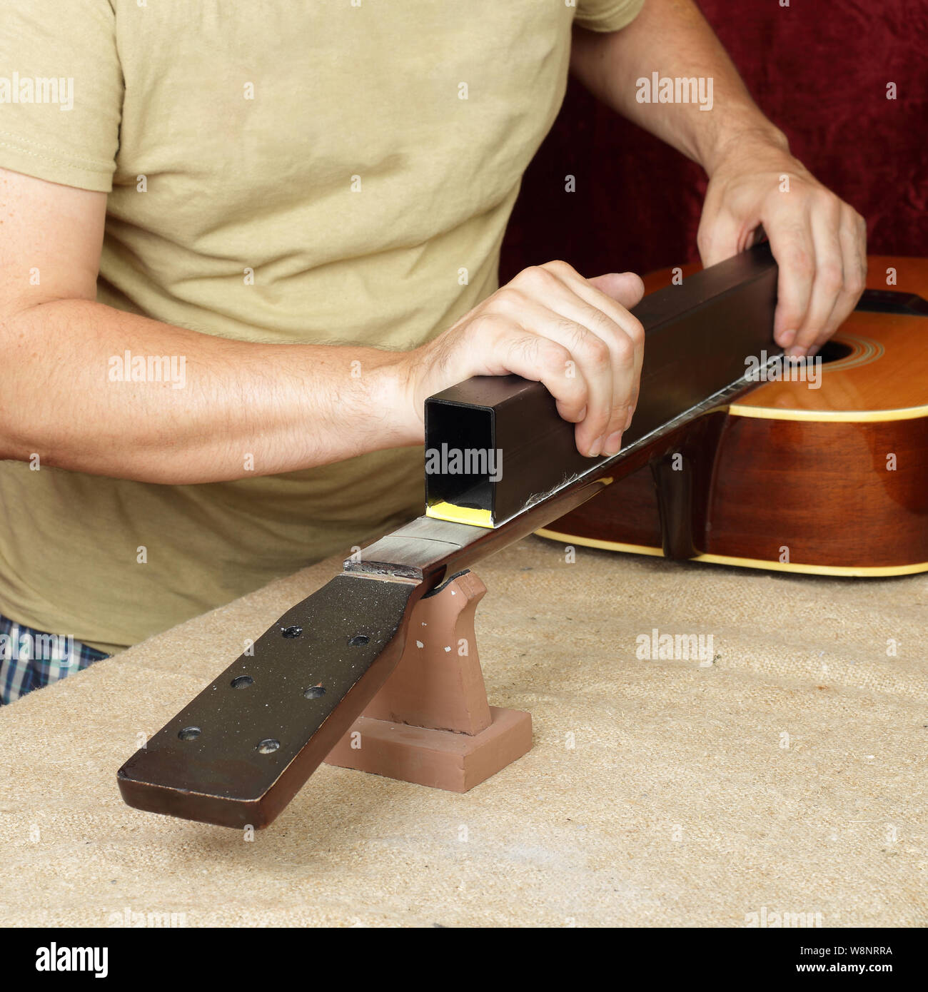 Réparation guitare instrument de musique et de service - Travailleur moud bois nat manche de guitare frettes. Banque D'Images