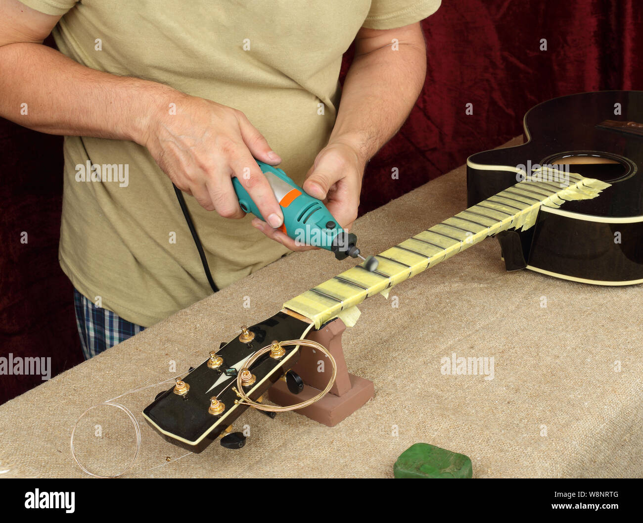 Instrument de musique guitare réparation réparation et polissage  Travailleur - manche de guitare frettes dremel et coller de l'Inde Photo  Stock - Alamy