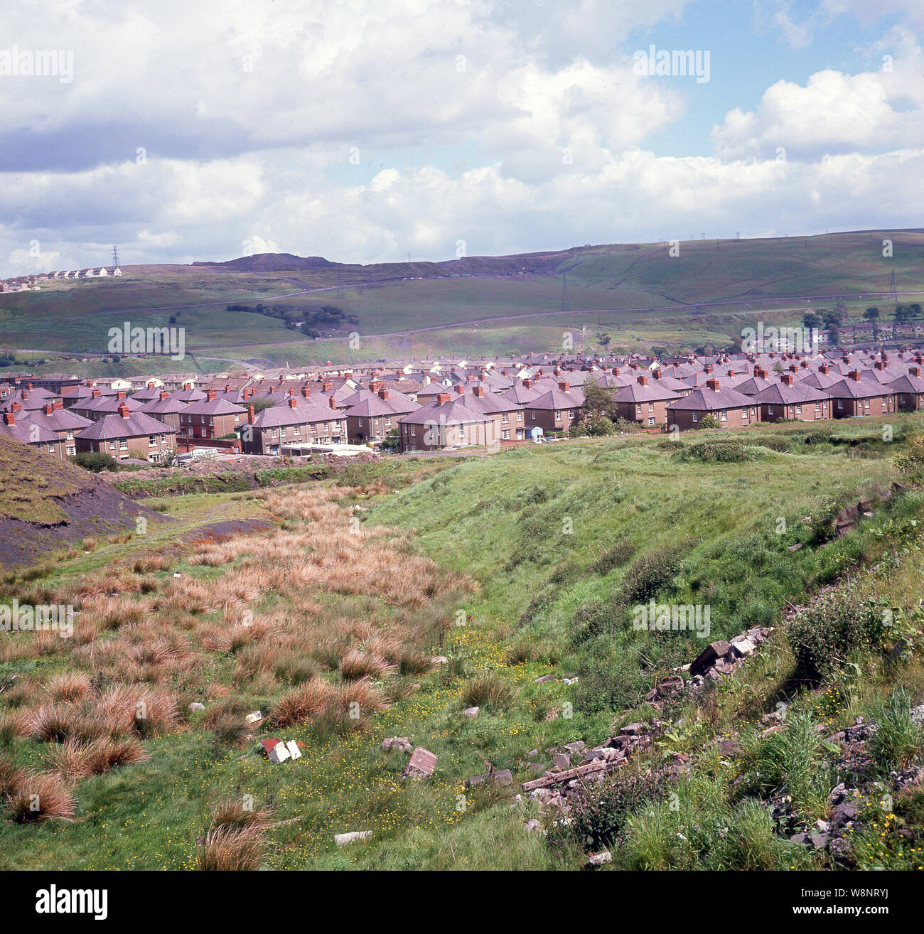 Années 1960, historique, vue sur les toits d'un immeuble d'après-guerre à Ebbw Vale, Wales. En cette ère, l'aciérie qui, dans les années 1930 a été la plus grande en Europe, à l'emploi environ 14 000 personnes. En 2002, les œuvres fermé. Banque D'Images