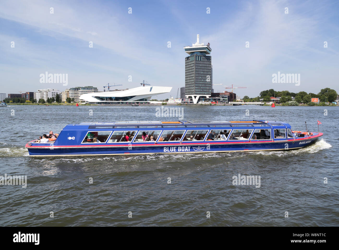 Amsterdam canal boat de BARLAEUS Bleu bateau voyage sur l'IJ à proximité de la gare centrale. Banque D'Images