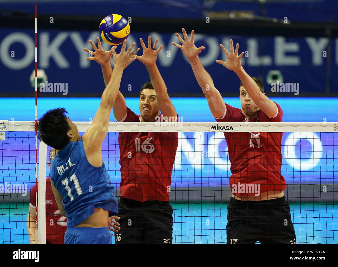 Ningbo, province de Zhejiang en Chine. 10 août, 2019. Ryan Joseph Sclater (C) du Canada défend au cours de la piscine pour les hommes F match contre la Chine à la FIVB Volleyball 2019 Tokyo Qualification à Ningbo, Chine de l'est la province du Zhejiang, le 10 août 2019. Crédit : Yang Shiyao/Xinhua/Alamy Live News Banque D'Images