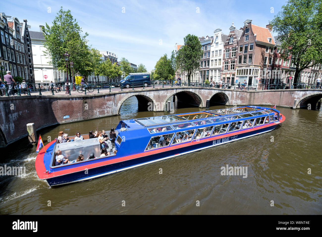 Du canal d'Amsterdam, VILLE D'AMSTERDAM en bateau de bateau bleu au Keizersgracht/ Leidsegracht intersection. Banque D'Images