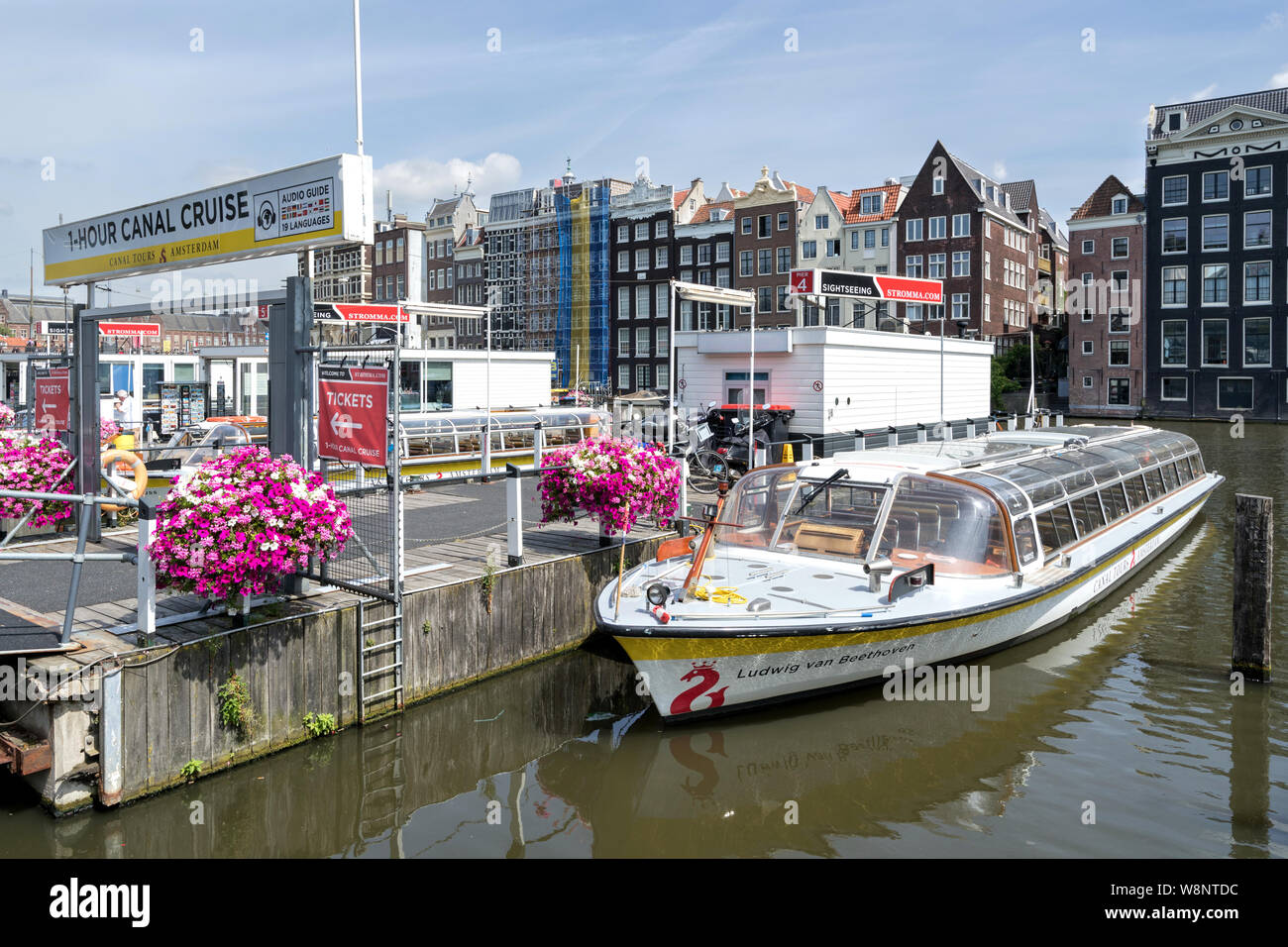 Amsterdam canal boat Ludwig van Beethoven de Stromma Pays-bas au quai à proximité de la gare centrale. Banque D'Images
