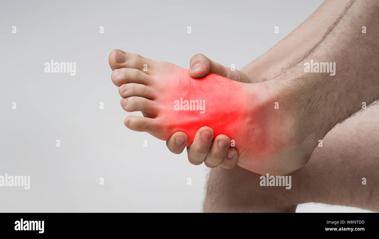 La douleur dans le pied. Massage des pieds mâles Banque D'Images