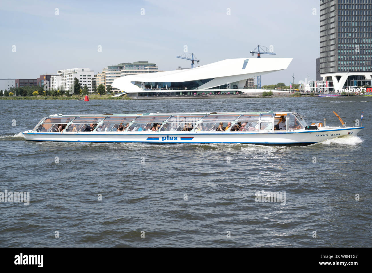 Amsterdam canal boat PRINSES ALEXIA de Rederij Plas voyage sur l'IJ à proximité de la gare centrale. Banque D'Images