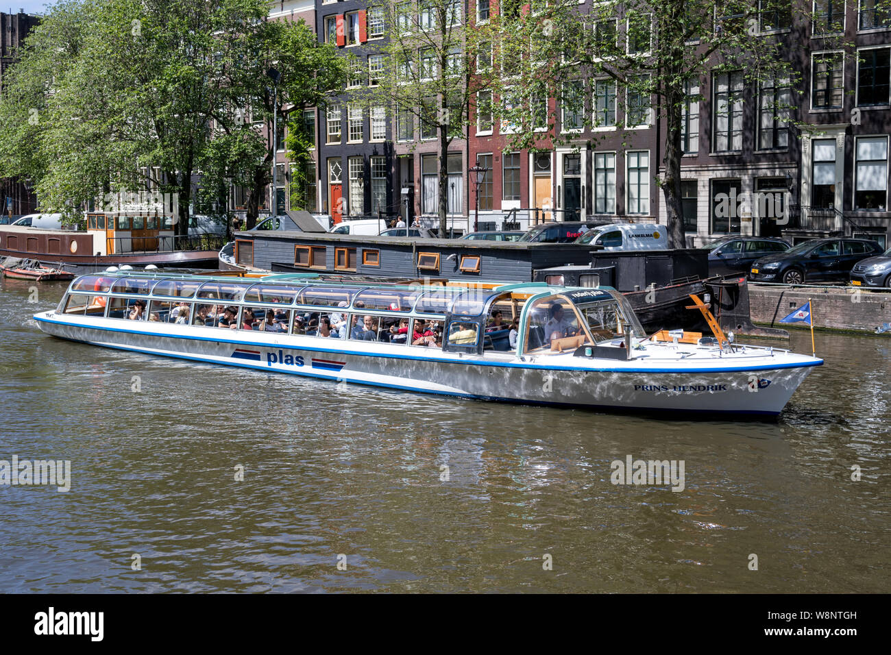Canal Boat Amsterdam Prins Hendrik de Rederij Plas sur le Singelgracht. Banque D'Images