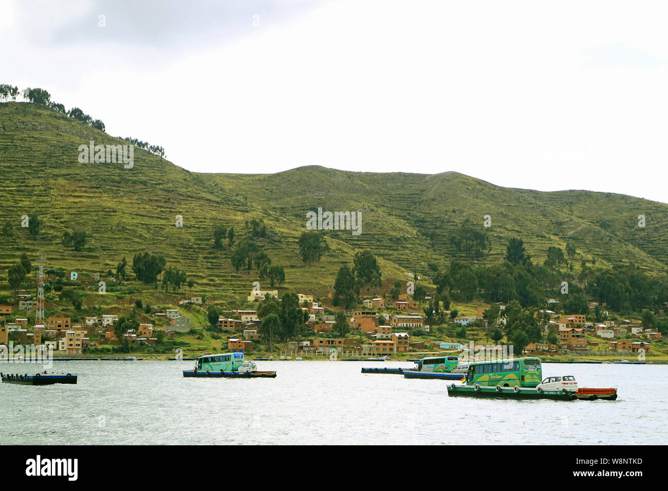 La ville de Tiquina, Bolivie, des ferries traversant le détroit de Tiquina sur le lac Titicaca Banque D'Images