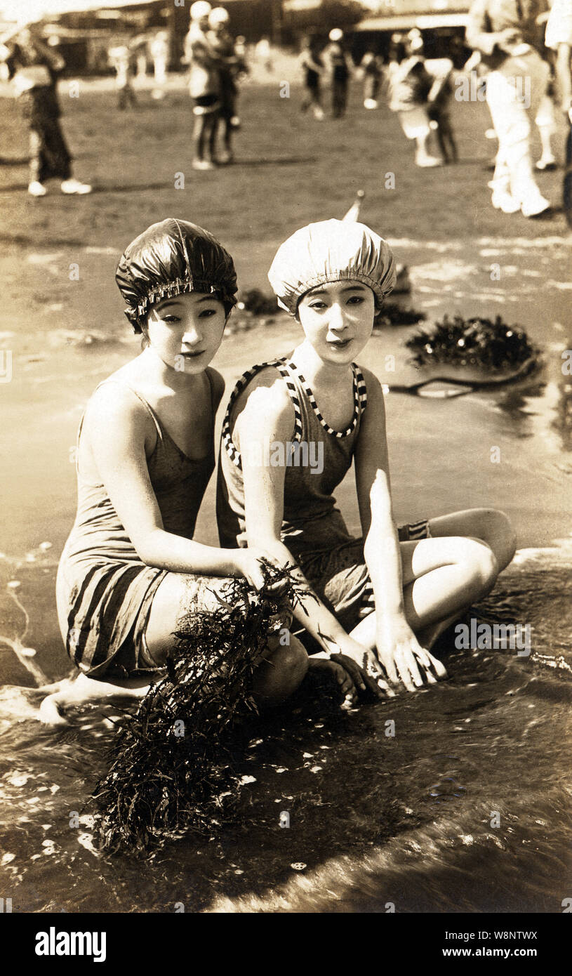 1910 Japon - les femmes japonaises en maillot de bain ] - deux femmes  japonaise moderne en costume de bain sur la plage. 20e siècle vintage carte  postale Photo Stock - Alamy
