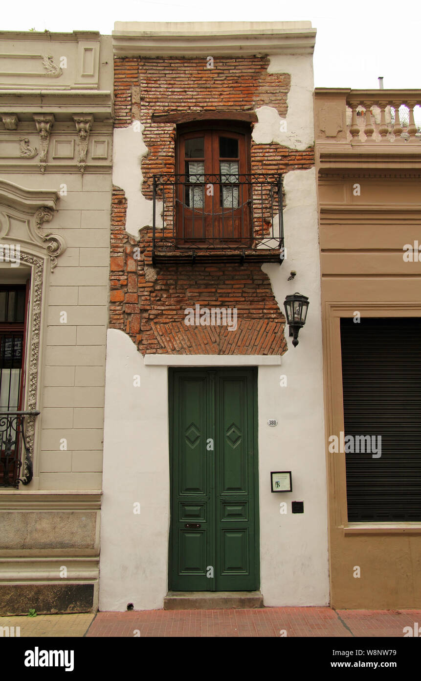 La Casa minima, situé dans le quartier bohème de Barrio de San Telmo, est la plus petite maison dans la ville de Buenos Aires, Argentine Banque D'Images