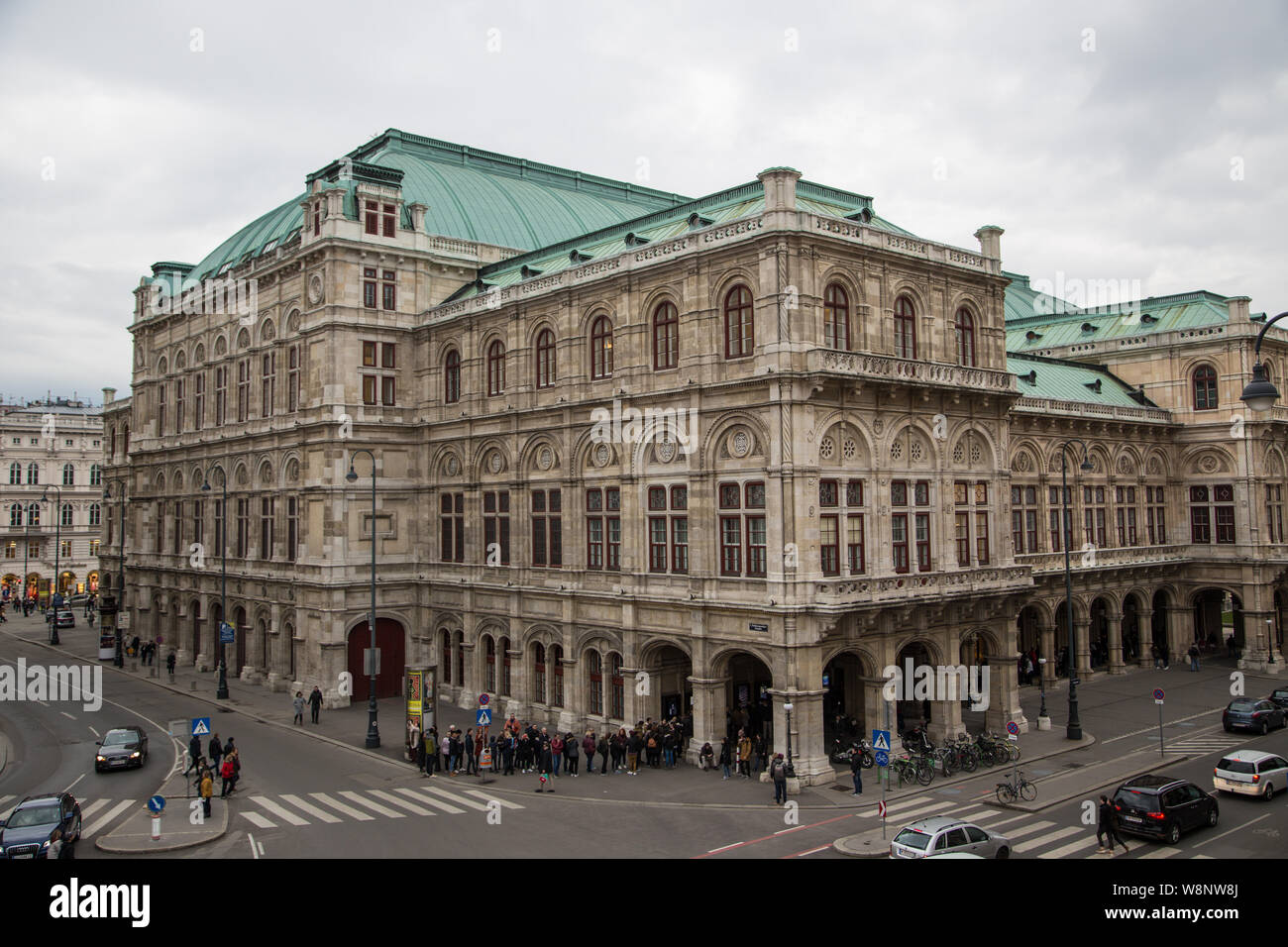 Vue extérieure de l'Opéra de Vienne à partir de la rue de la lumière du jour Banque D'Images