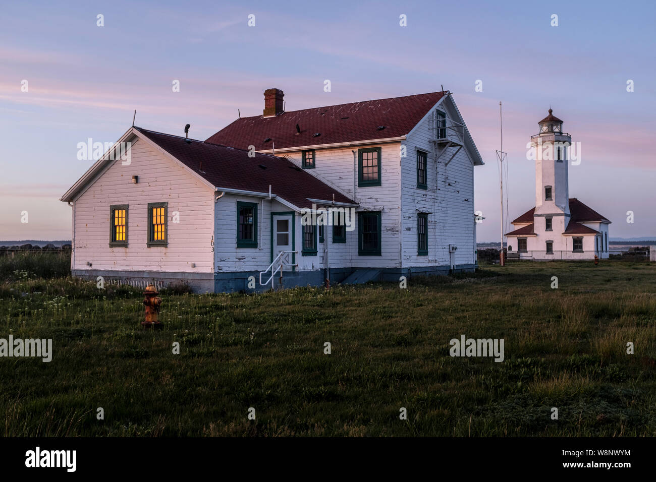 WA17276-00...WASHINGTON - Point Wilson Lighthouse à Fort Warden State Park au coucher du soleil. Banque D'Images