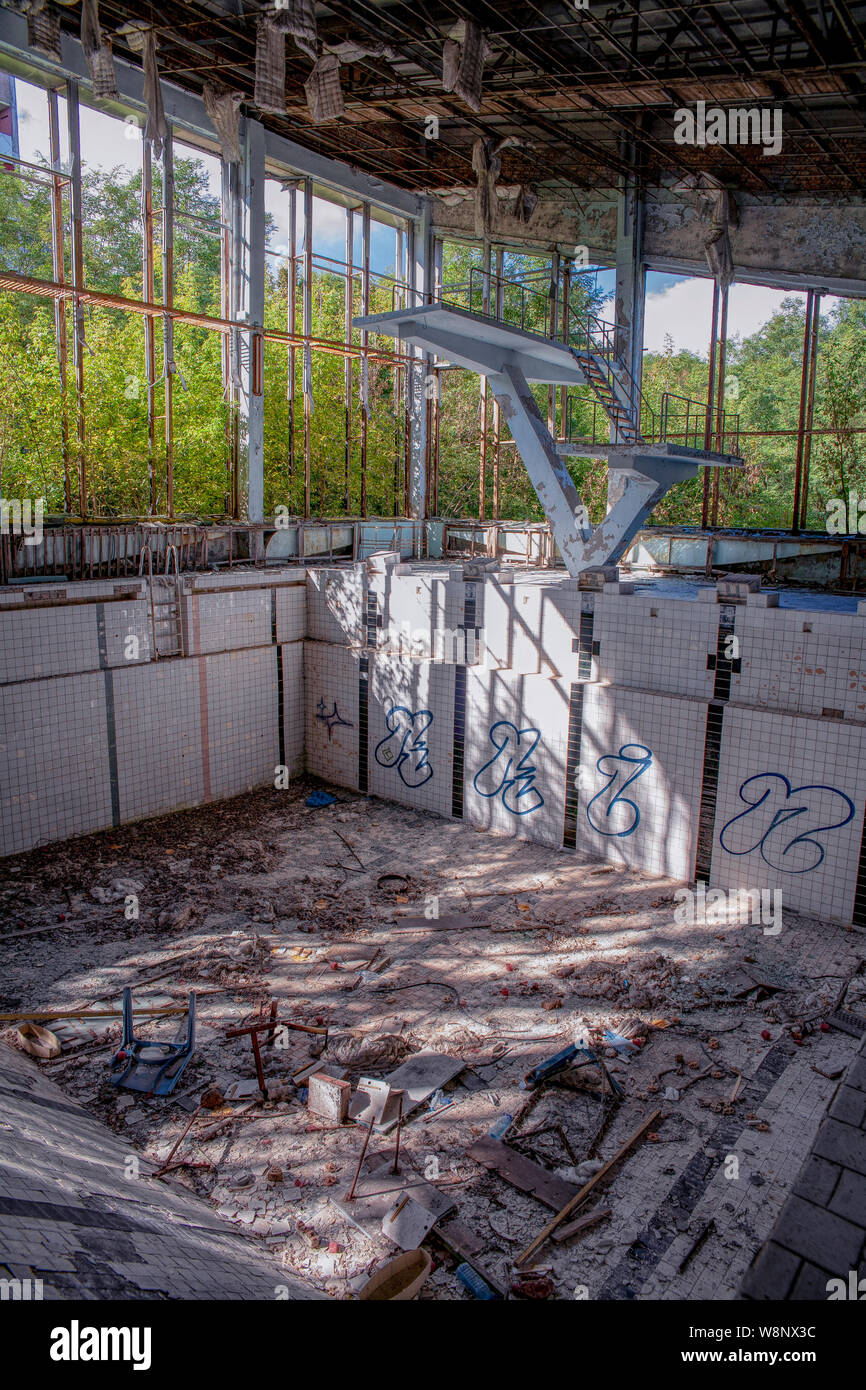 La ville de Pripryat atomique a été l'un de peut-être que 15 à trouver tout au long de l'ancienne Union soviétique. Spécial parce que la technologie a été de pousser les limites. Spécial parce que l'âge moyen était de 25 ans. Et les citoyens ont eu accès aux installations sportives sur une échelle inconnue dans beaucoup d'autres parties de l'empire soviétique. La piscine, qu'on voit ici a été une partie de cette. Comme c'était le fun fair, qui n'a jamais été ouverte. Banque D'Images