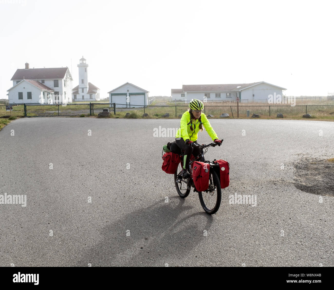 WA17285-00...WASHINGTON - cyclo-touriste de Vicky ressort au Point Wilson Phare à Fort Warden State Park, Port Townsend. Banque D'Images