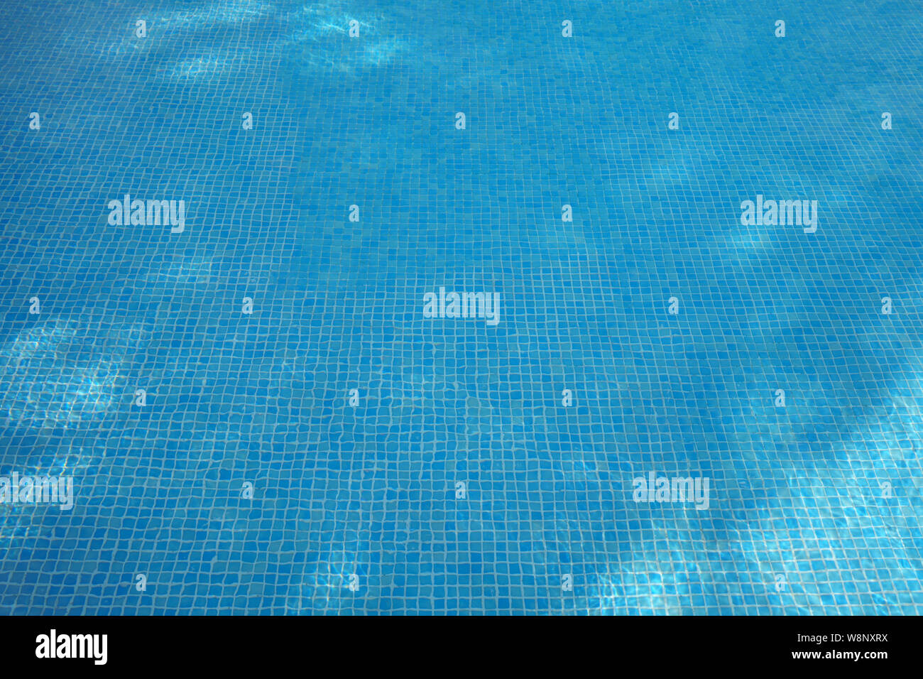 Soleil bleu de l'eau dans une piscine. Banque D'Images