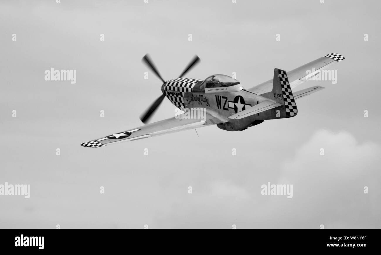 North American TF51D Coupe 'contraire Mary' (G-L À TFSI) volant à la 2019 Flying Legends Airshow Banque D'Images