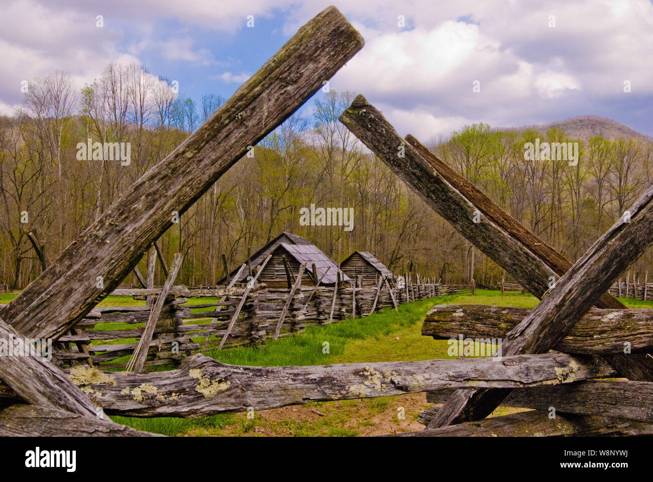 Dix-huitième siècle, les bâtiments historiques comme vu par un vieux poteau de clôture au début du printemps à la Great Smoky Mountain National Park. Banque D'Images