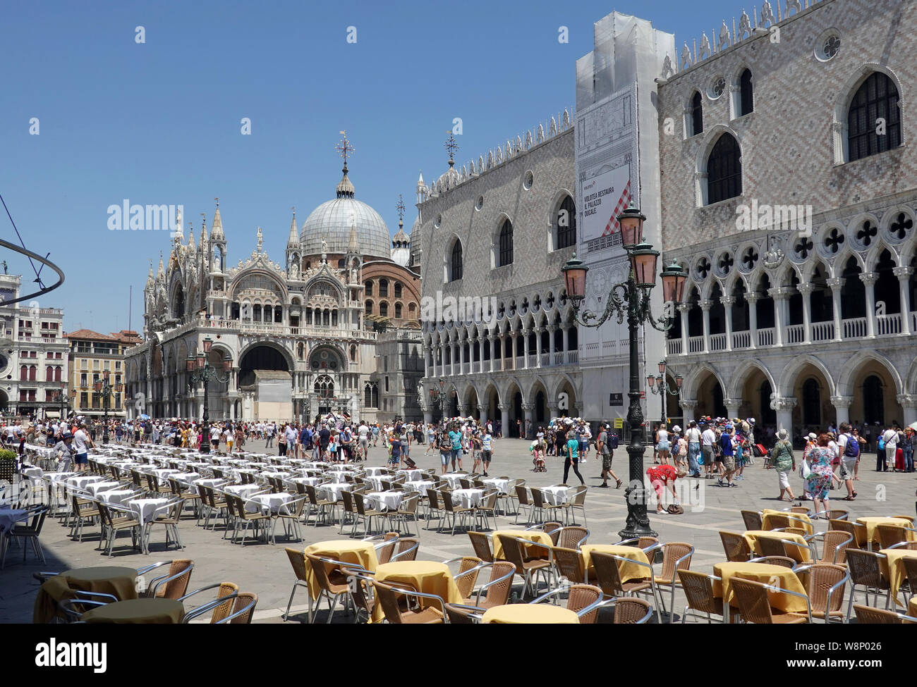 18 juin 2019, l'Italie, Venise : tables vides dans des restaurants de la Piazza San Marco à côté du Palais des Doges (Palazzo Ducale), r) et la Basilique Saint Marc (la basilique San Marco). Photo : Soeren Stache/dpa-Zentralbild/ZB Banque D'Images